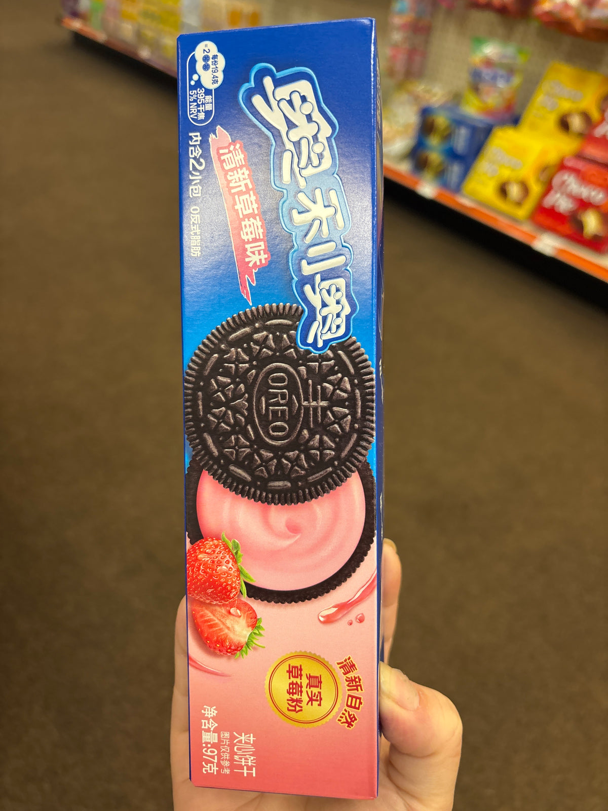 Oreo Strawberry Cream Sandwich Cookies (97g)