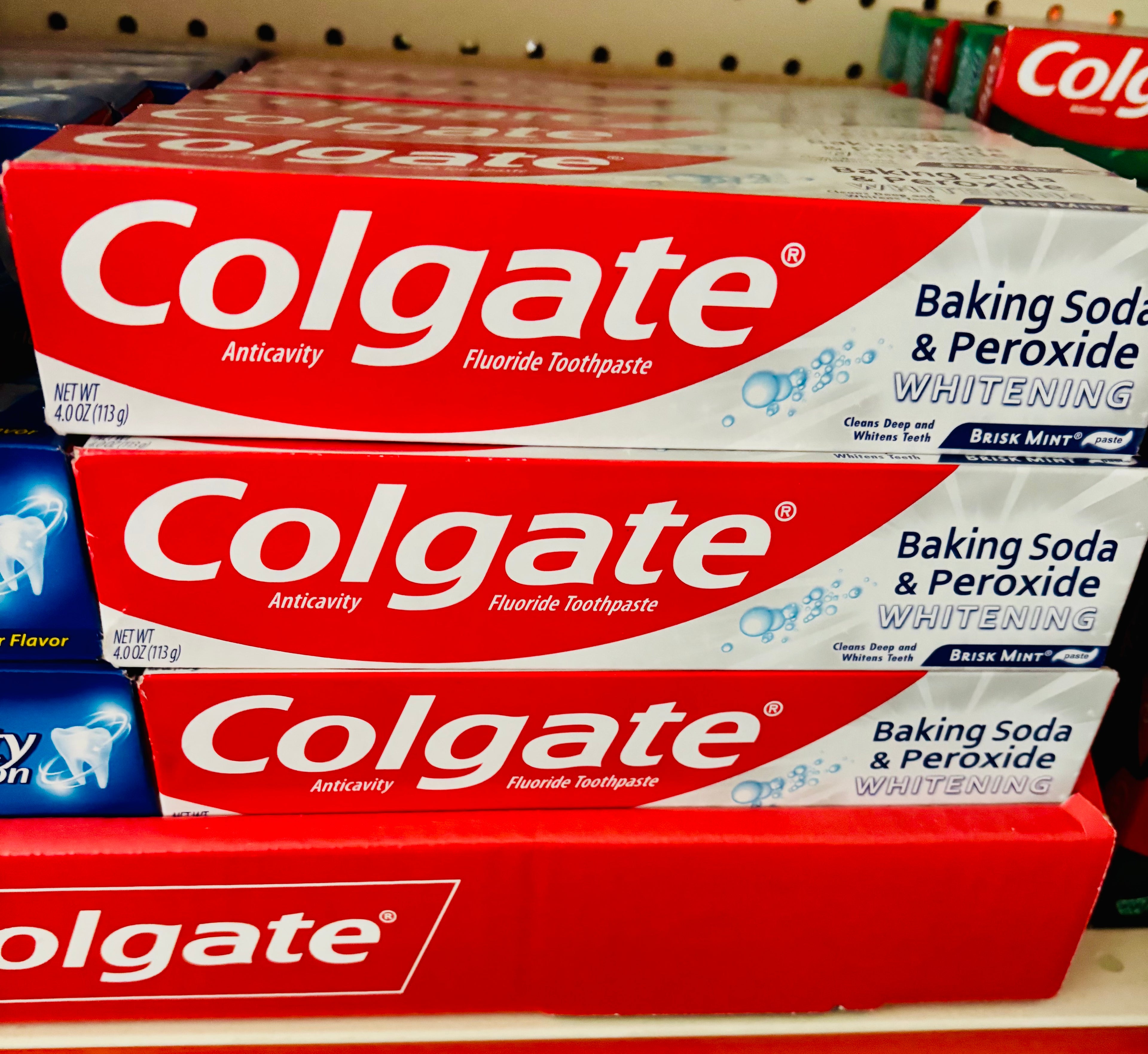 Colgate Baking Soda & Peroxide Whitening Toothpaste – Anticavity Fluoride, Brisk Mint 4oz