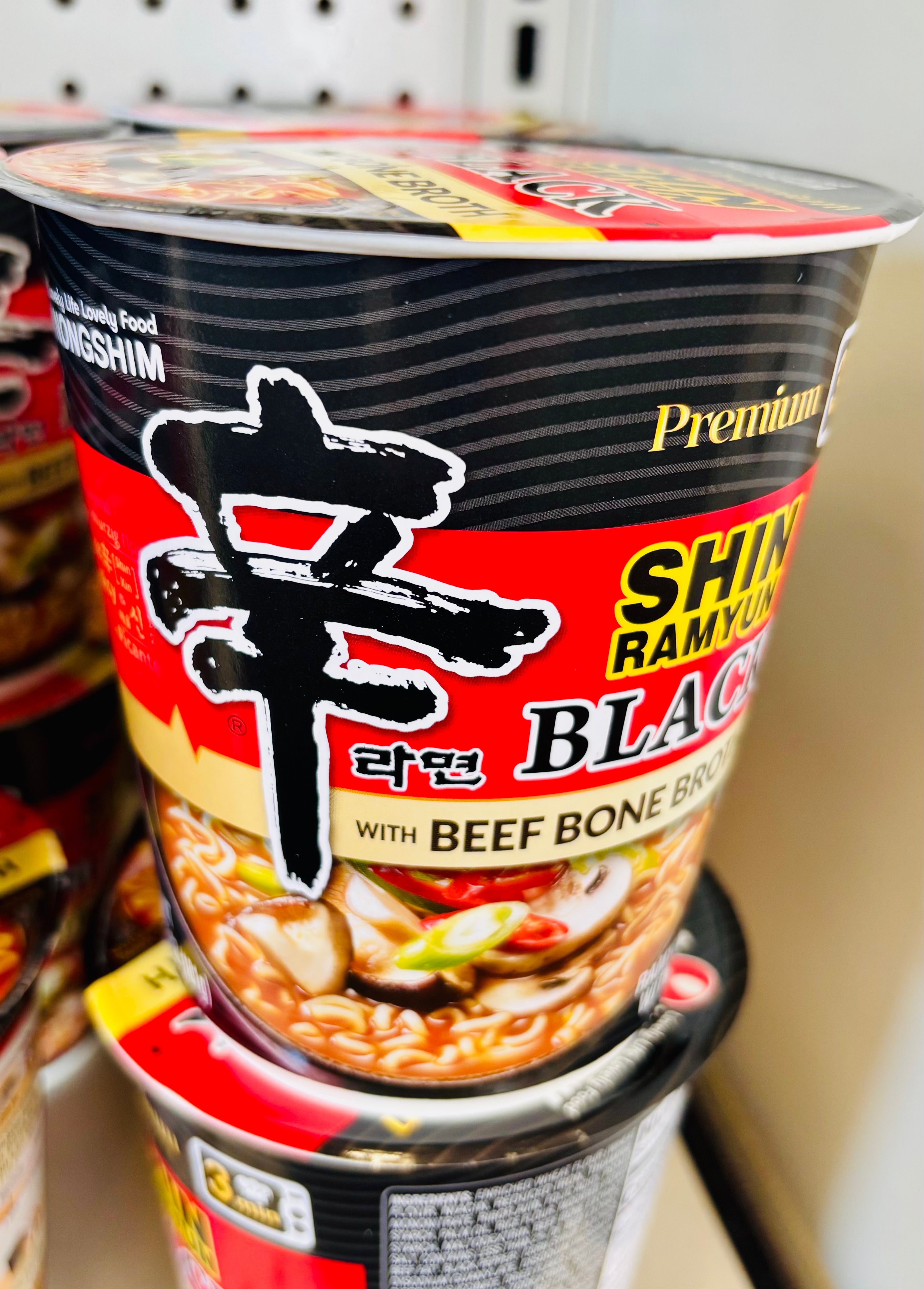 Nongshim Shin Ramyun Black Cup – Korean Instant Noodles with Beef Bone Broth (Premium Ramyun Bowl)