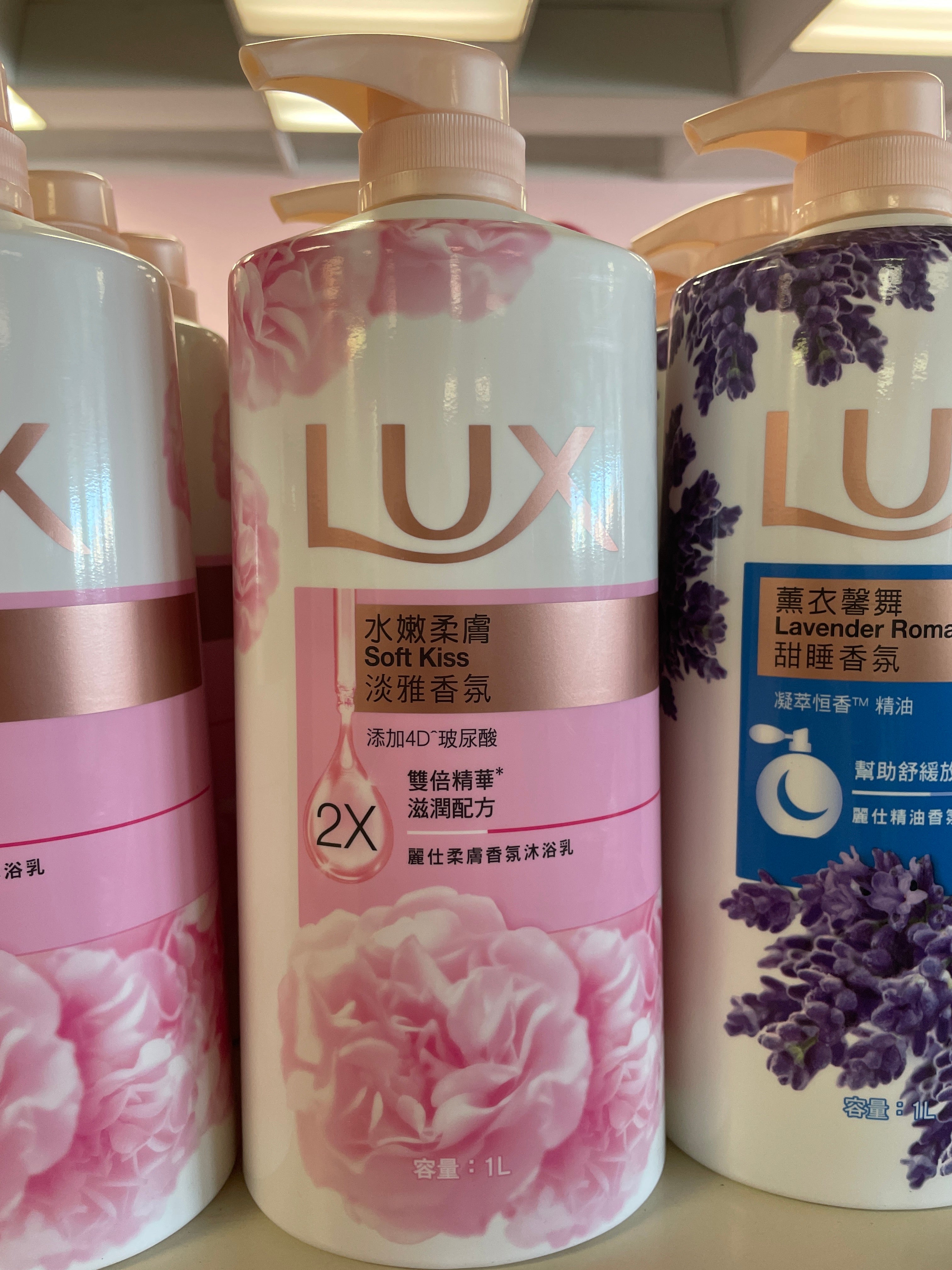 LUX Soft Kiss Body Wash